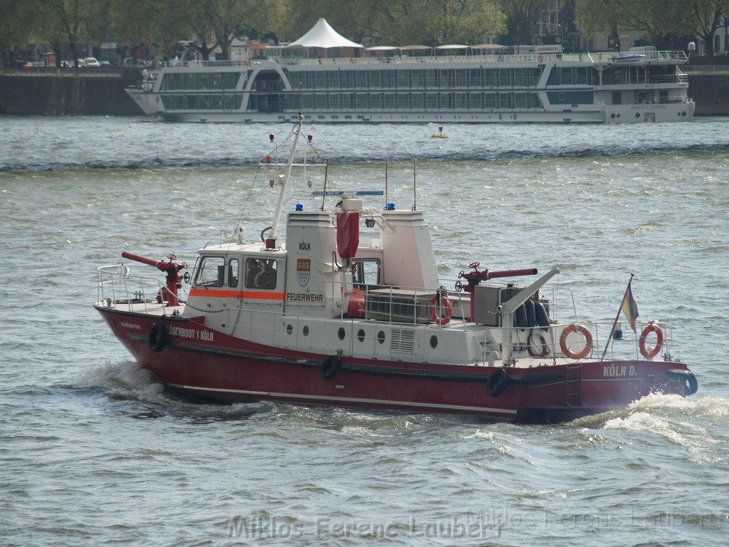 Uebungsfahrt Loeschboot und Ursula P58.JPG